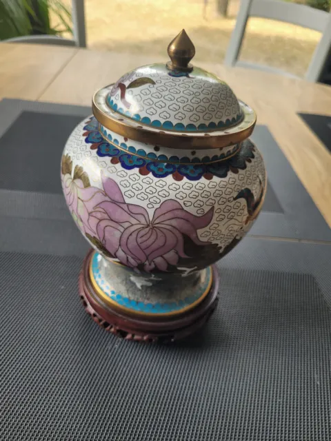 CHINE  Vase balustre couvert en laiton et émaux cloisonnés, décor fleurs éparses