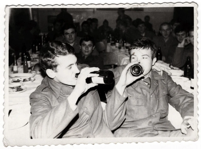WEIRD FUNNY Vintage gay int photo soldier guys young man drinking beer +4043