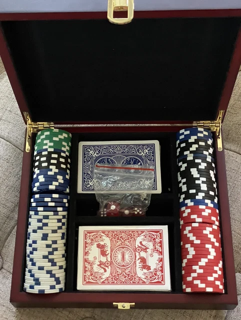 New Mahogany Wood Poker Chip Set w 100 poker chips, 2 decks & 5 Dice Or Storage