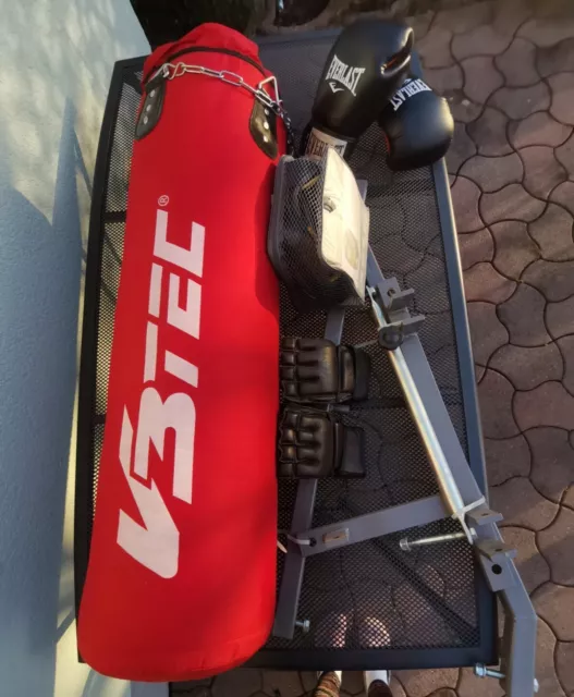 Boxsack 23 Kg mit Wandhalterung und Boxzubehör (Handschuhe und Kopfschutz)