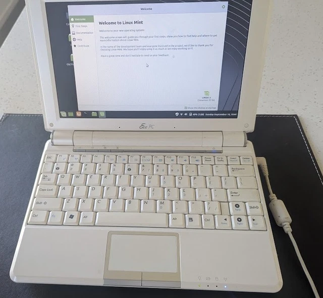ASUS EEE PC White Vintage Netbook With Original Power Supply