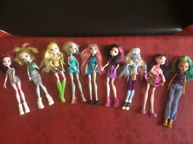 Gros lot de poupées MONSTER HIGH, 20 poupées+ 1 grande arbre, 3 canapés, 1 cercu