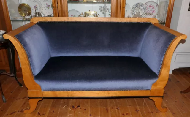 Kleines Biedermeier Sofa Birke Maser blauer Velour