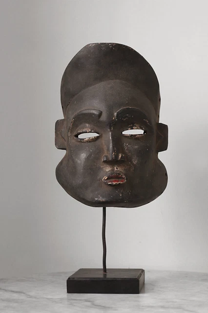 Antique mask YOMBE Congo, stand included