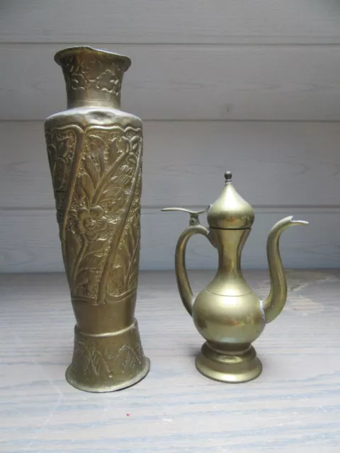 alte Vase mit Henkel und Kanne aus Messing Blumenvase Altmetall Metall