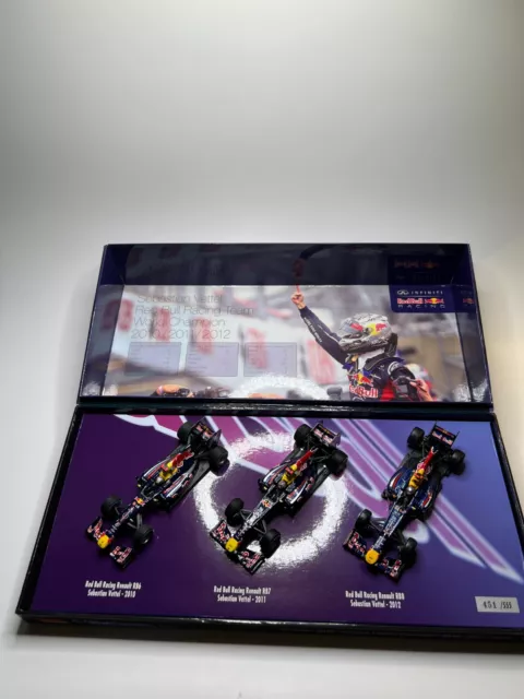 Minichamps 1:43 Sebastian Vettel Campeón del Mundo 3 coches RB6 RB7 RB8 Red Bull