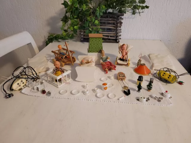 Konvolut altes Puppenstuben Zubehör Möbel Geschirr Puppe Uhr Ofen Lampe 45 Stck