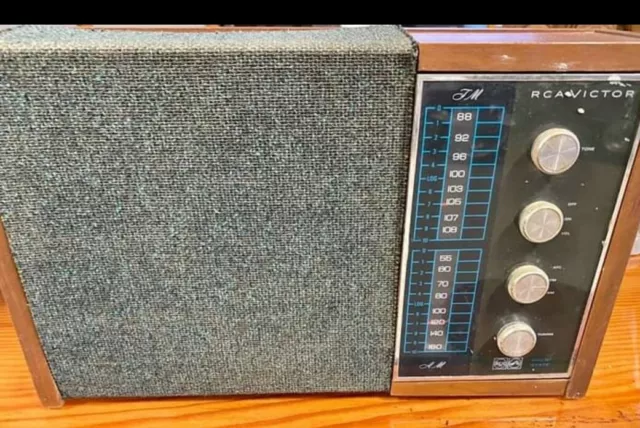 Vintage 1960s RCA Victor Solid State AM FM Tabletop Radio Walnut RHC25W WORKS