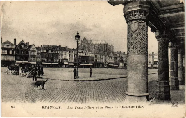 CPA BEAUVAIS - Les Trois Piliers et la Place de l'Hotel de Ville (423731)