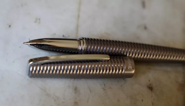 Tres Beau Stylo Roller Vuarnet En Metal Noirci - Motif Annele