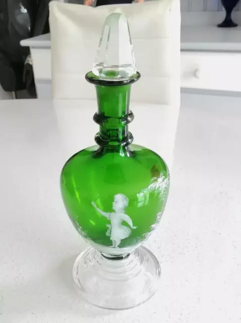 Carafe à liqueur verre coloré vert, émaillé décor de Mary Gregory