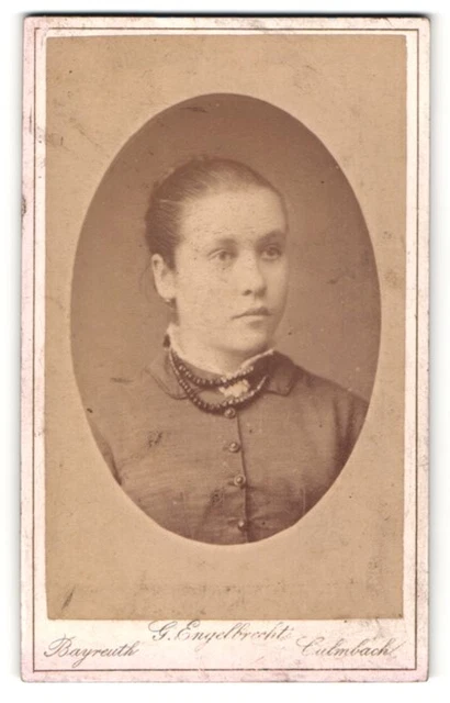 Fotografie G. Engelbrecht, Bayreuth, Portrait hübsche junge Dame mit Perlenkett