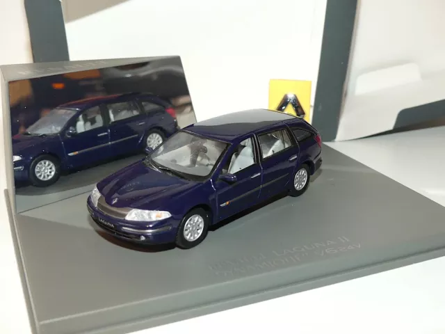 RENAULT LAGUNA ESTATE II Phase 1 2000 Bleu UNIVERSAL HOBBIES 1:43
