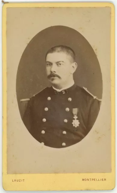 CDV militaire circa 1880. Capitaine, 2 sur le col avec Ordre royal du Cambodge.