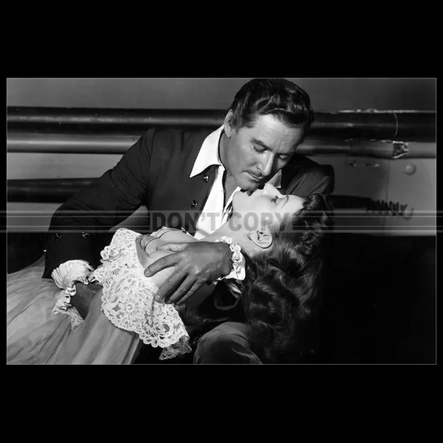 Photo F.022471 ERROL FLYNN & MAUREEN O'HARA (AGAINST ALL FLAGS) 1952