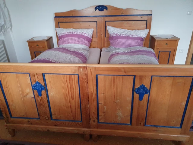Altes antikes Doppelbett, 1,85 m breit 1,95 m lang mit Lattenrost und. Matratze 