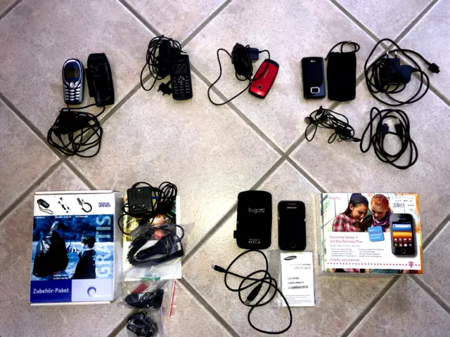 Konvolut alte Handys Sony Nokia Samsung Siemens LG mit Kabel - eins mit OVP
