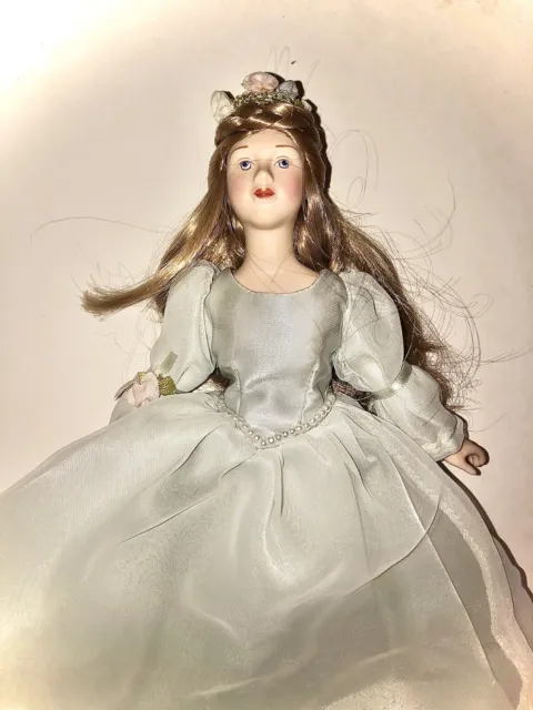 VINTAGE FAIRY TALE CINDERELLA PORCELAIN AVON COLLECTOR DOLL~9-1/2”~1984 w/ STAND 14