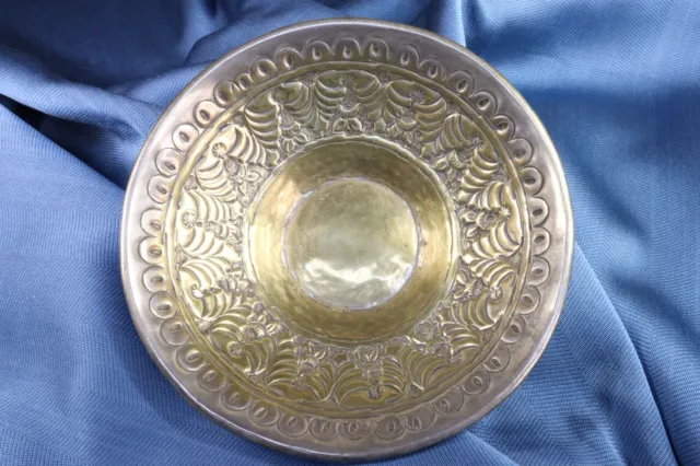Cuenco de latón repujado. Árabe. Embossed brass bowl. Arabic.