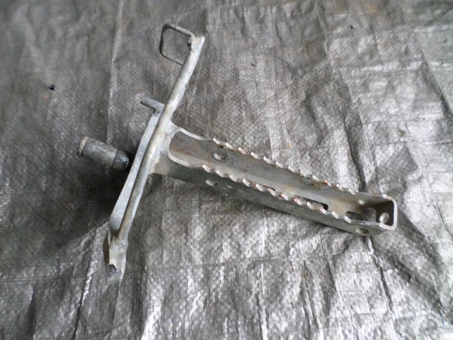 Yamaha YFS200 Blaster 200 Right Foot Peg Rest 1995 1996 1997 1998 1999 2000 2001
