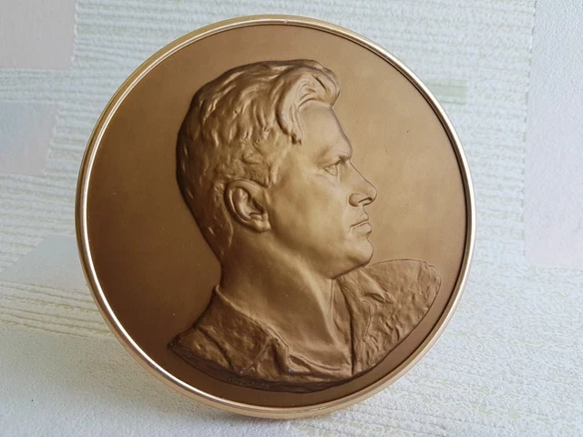 Poeta V. Mayakovsky URSS figurina russa in metallo bassorilievo Busto...
