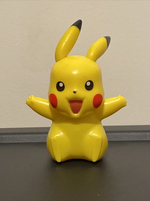 Une Figurine De Poisson En Bois Avec Un Petit Poisson Sur La Tête Une Figurine De Poisson En Bois Avec Un Petit Poisson Sur La Tête