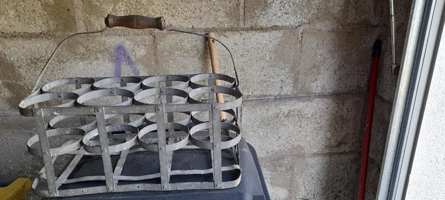 Porte-bouteilles 8 casiers vintage en métal argenté avec poignée en bois - Décoration