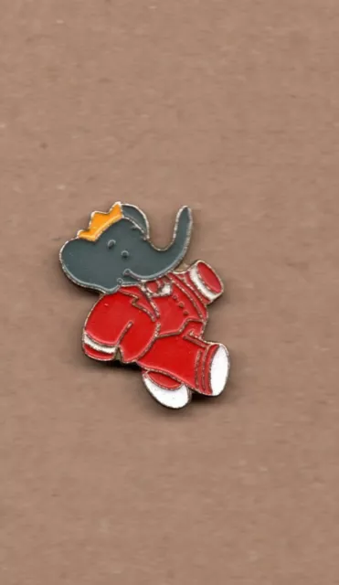 pin's Babar - costume rouge (peint non signé) hauteur: 2,7 cm