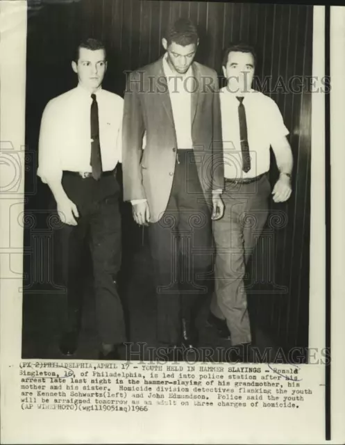 1966 Press Photo Ronald Singleton led into police station for homicide charges