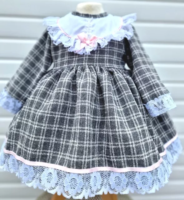 DREAM 0-8 Jahre BABY MÄDCHEN traditionelles grau weiß rosa Lätzchen vorne gefüttertes Kleid