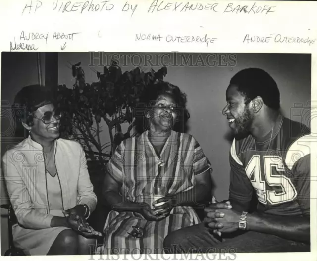 1982 Press Photo Audrey Abbott, Norma and son Andre Outerbridge reunited