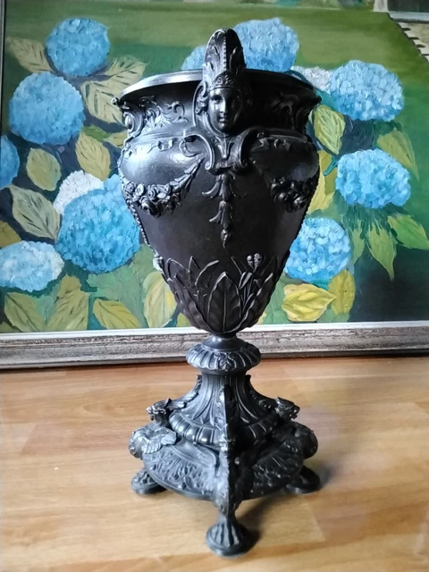 Vase Balustre en Régule décor personnages Antique période Napoléon III 3