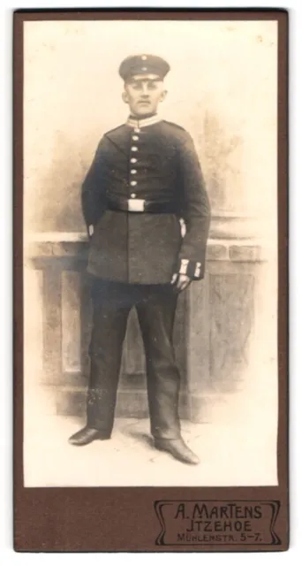 Fotografie A. Martens, Itzehoe, Mühlenstr. 5-7, Portrait Soldat in Gardeuniform