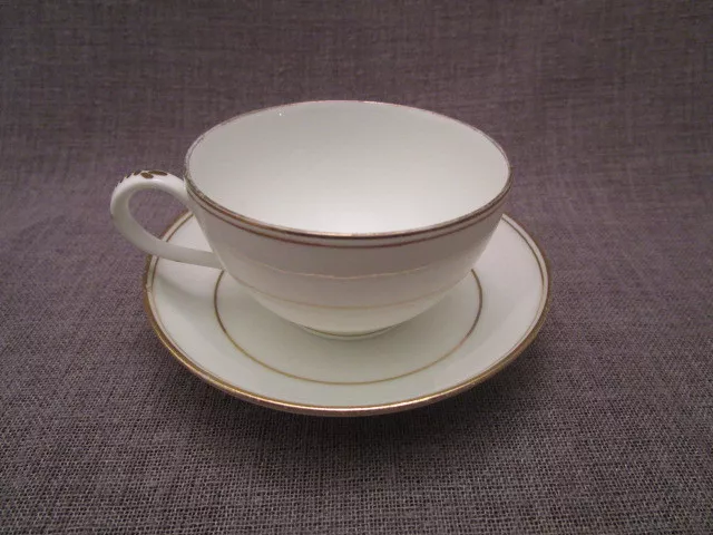 Tasse et sous-tasse à café ancienne en porcelaine