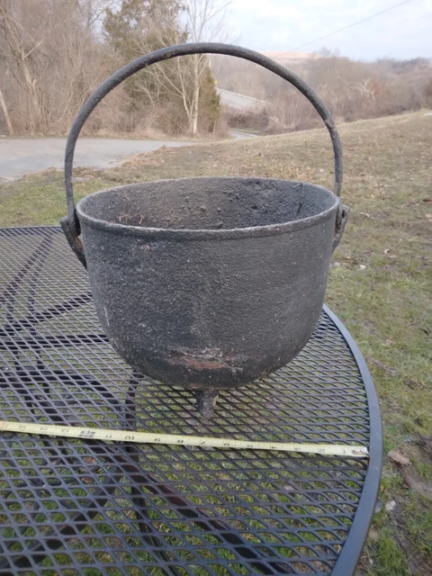 Antique Large Cast Iron Witches Kettle 3 Legs Gate Mark