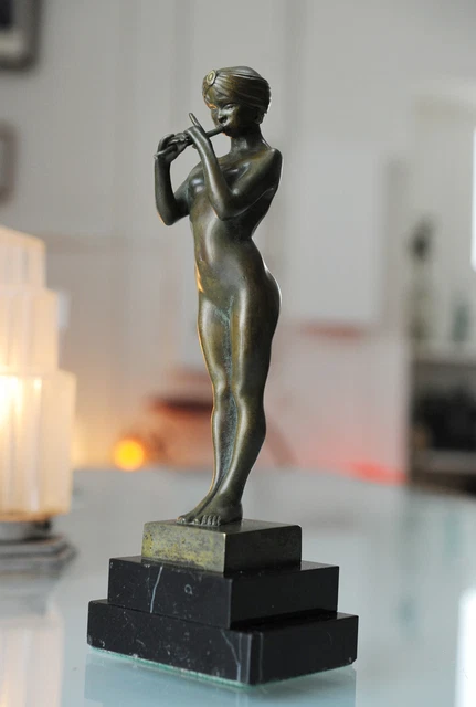 Sculpture en bronze Art Deco à patine verte, Signée G.Garreau.