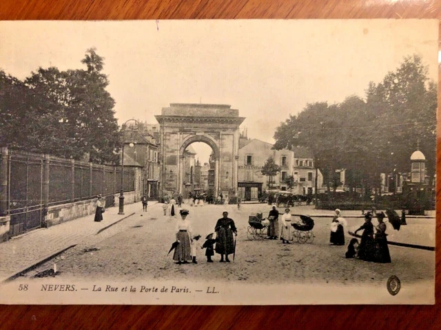 CPA Nevers (58, Nièvre) - La Rue et la Porte de Paris