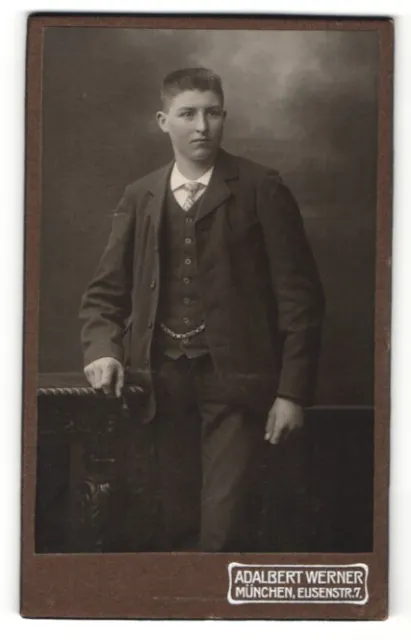 Fotografie Adalbert Werner, München, Portrait junger Mann im Anzug mit Krawatte