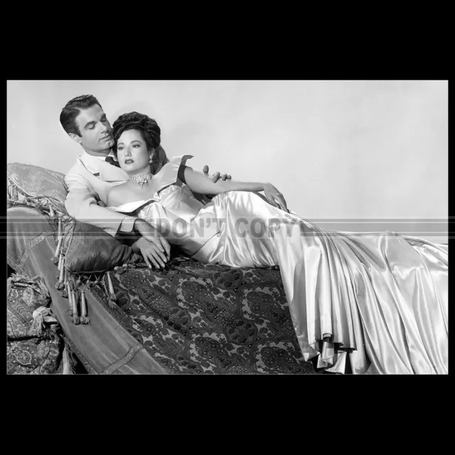 Photo F.024622 MERLE OBERON & CHARLES KORVIN (TEMPTATION) 1946