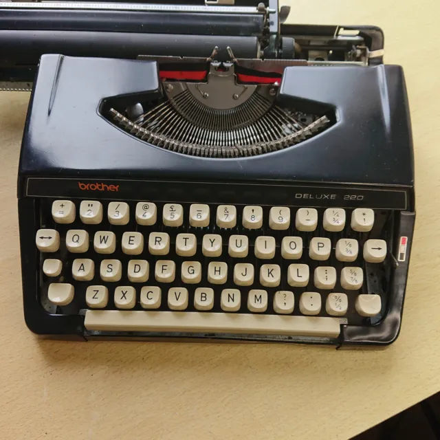 Máquina de escribir portátil Brother Deluxe 220 con estuche rígido para repuestos o reparación