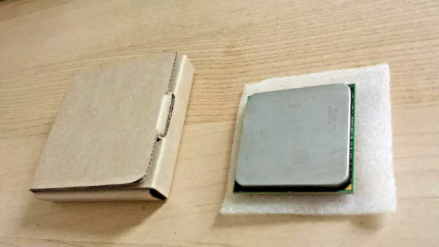Processeur CPU AMD RYZEN 3 R3 2200G 3,5-3,7GHz Socket AM4 avec pâte thermique.