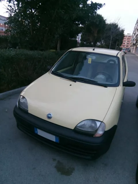 Vendo Fiat 600 giallo vanilla in buono stato.