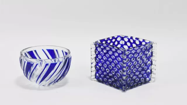 B61C34- 2x Kunstglas Vase mit blauem Überfang, teils geschliffen