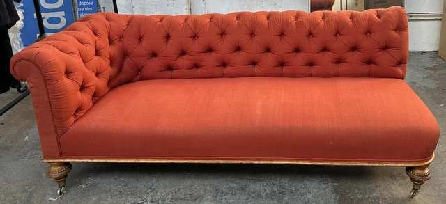 Victorian chaise longue. Beautiful carved legs. Vintage. Great Condition.