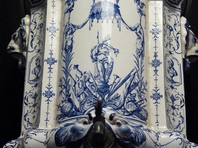 MOUSTIERS Fontaine en faïence à décor de camaïeu bleu . 2