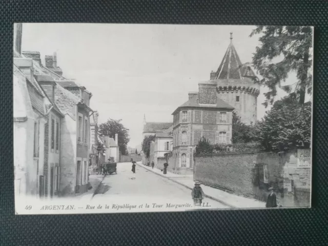 CPA 61 ARGENTAN - Rue de la République et la Tour Marguerite