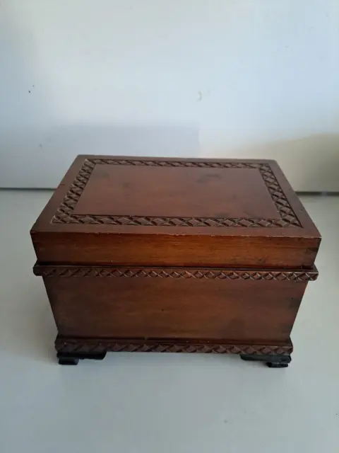 Caja de madera tallada estilo ataúd vintage con tapa con bisagras forrada #2