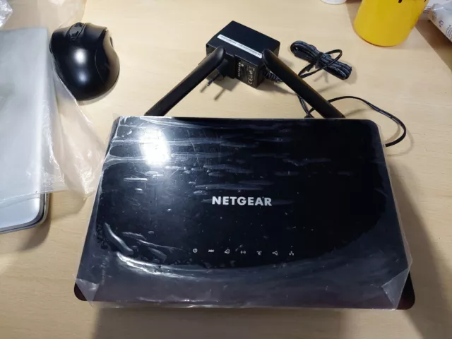 NETGEAR D1500 300 Mbps Modem con Router Integrato - Nero