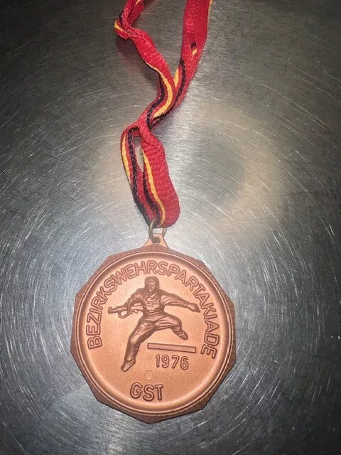 Sportmedaille Bronze DDR Bezirkswehrspartakiade Wettkampf 3. Platz mit Band 1976