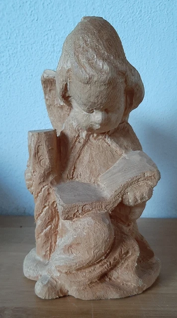 Ángel tallado en blanco con libro tallado madera